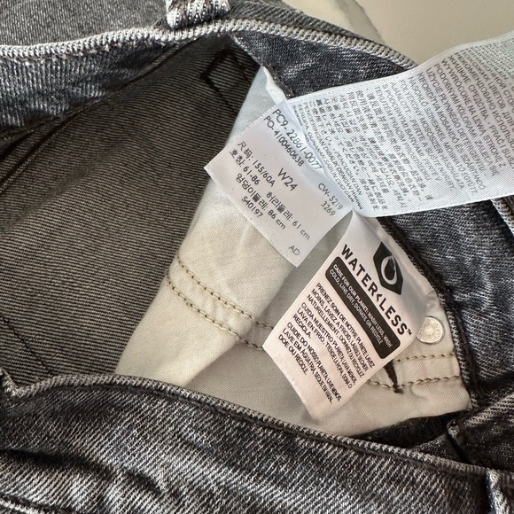 Bundle- 2 pairs of Levi jeans and TNA Top - Picture 8 of 9